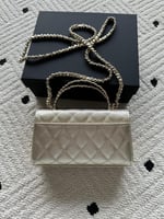 شنطة كافيار كلاسيك هارد ذهبي – مقاس 20