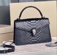 حقيبة جلد بايثون فاخرة بقفل رأس أفعى – لون أسود