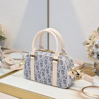 حقيبة ميني باو من شانيل لموسم الخريف والشتاء 2025/...