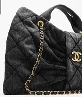 حقيبة ميني باو من شانيل لموسم الخريف والشتاء 2025/...