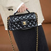 حقيبة شانيل صغيرة سوداء بغطاء قلاب ومقبض علوي،
