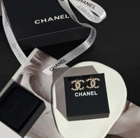 حلق شانيل الأنيق فضي وذهبي شامل الملحقات