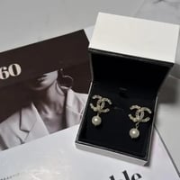 حلق شانيل مع لؤلؤ. شامل الملحقات البيضاء