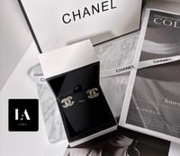 حلق شانيل لؤلؤ. شامل الملحقات والورده