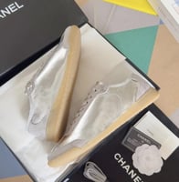 سنيكرز شانيل النسائي – تصميم فضي فاخر