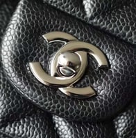 شنطة شانيل كلاسيك كافيار 20سم اسود وفضي