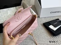 حقيبة شانيل صغيرة بنكي بغطاء قلاب ومقبض علوي،