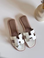 سليبر نسائي جلد بدون كعب من هيرميس متوفره بعدة ألو...