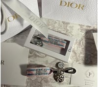 ميدالية ديور مع الملحقات