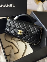 حقيبة شانيل صغيرة سوداء بغطاء قلاب ومقبض علوي،