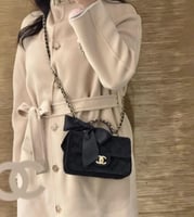 شنطة شانيل ميني مخمل أسود مع هاندل وفيونكة ستان