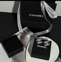 حلق شانيل الأنيق فضي وذهبي شامل الملحقات