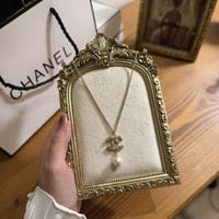 حلق شانيل مع لؤلؤ. شامل الملحقات البيضاء