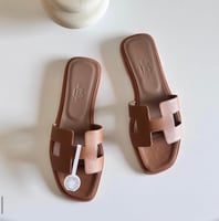 سليبر نسائي جلد بدون كعب من هيرميس متوفره بعدة ألو...