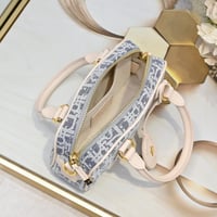 حقيبة ميني باو من شانيل لموسم الخريف والشتاء 2025/...