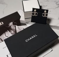 حلق شانيل مع لؤلؤ. شامل الملحقات والورده