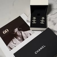 حلق شانيل توينز شامل الملحقات والورده