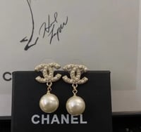 حلق شانيل مع لؤلؤ. شامل الملحقات البيضاء