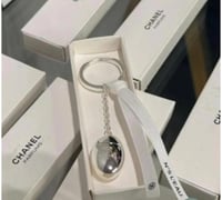 ميدالية شانيل مع الملحقات