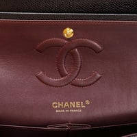 شنطة شانيل كلاسيك كافيار 25 سم - أسود وذهبي