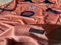 طقم برشلونة الاحتياطي 2026/2025