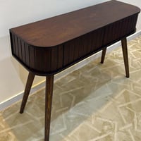 طاولة بتصميم كلاسيك