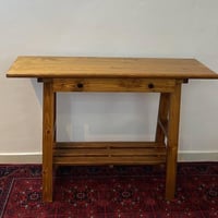 طاولة قهوة بدرج مع رف