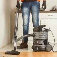 بلاك اند ديكر مكنسة برميل 20 لتر 2000 واط اسود BV2...