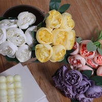 ورد بيوني ابيض صغير