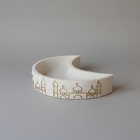 صحن ضيافة بشكل هلال