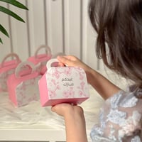 علب توزيعات وردي بطباعة ذهبية (12 حبة)