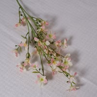 غصن زهور وردي فاتح