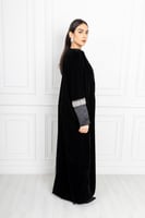 L09-عباية مخمل مع تفتا تطريز