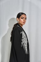 L069-عباية كريب اسود-تطريز