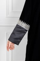 L09-عباية مخمل مع تفتا تطريز