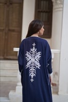 L026 - عباية كحلي قصت بشت شك يدوي من الخلف قماش لن...