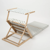 سرير استرخاء بظل بجانب المسبح – لا بالما بخطوط خضر...