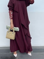 عباية مموجة، وأكمام شبك ورود (متوفر أسود فقط)