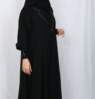 عباية بياقة ناعمة وأزارير في الأكمام