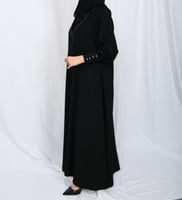 عباية بياقة ناعمة وأزارير في الأكمام