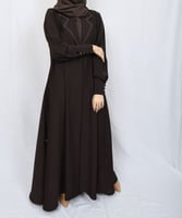 عباية بياقة ناعمة وأزارير في الأكمام