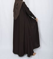 عباية بياقة ناعمة وأزارير في الأكمام