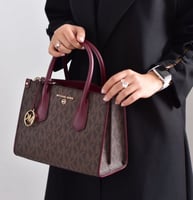 شنطة مايكل كورس