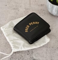 محفظة فريد بيري