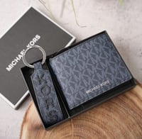 طقم محفظة وميدالية مايكل كورس