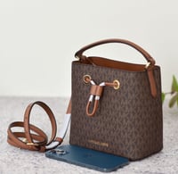 شنطة مايكل كورس