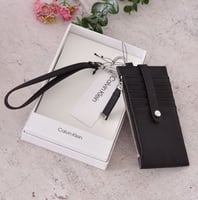 حامل بطايق كالفن كلاين