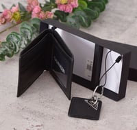 محفظة مع ميدالية ماركة كالفن كلاين