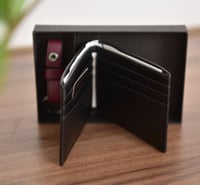 طقم محفظة وميدالية مايكل كورس