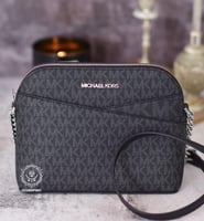 شنطة مايكل كورس بطبعة اللوقو